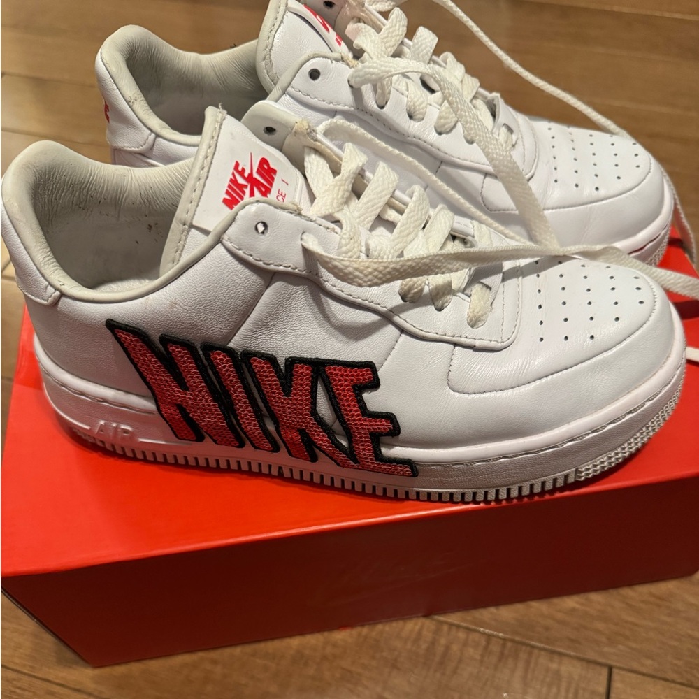Nike Air Forces Force is Female - sequined